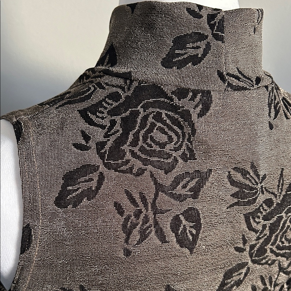 Baranda Vintage Shimmer Floral Sleeveless Mock Neck Top - Picture 4 of 9
